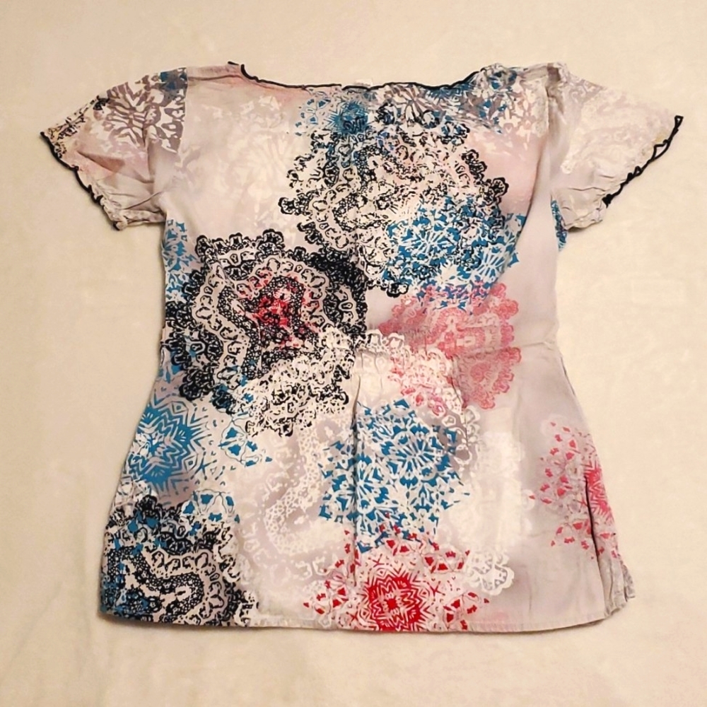 Sale 💥3/$30 Peaches Uniforms Printed Deep Pocket Scrub Top - Picture 8 of 9